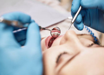 Dentista tractant un pacient